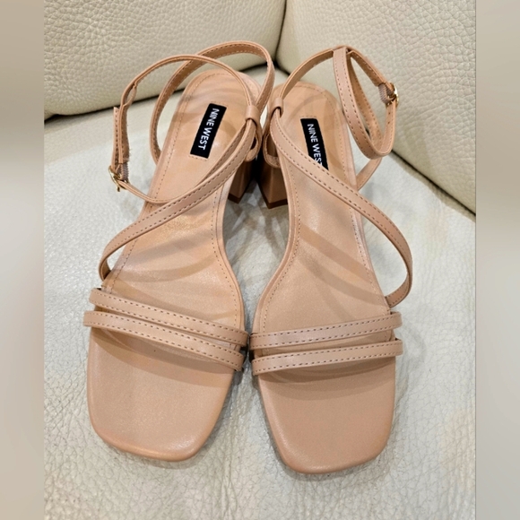 Nine West Beige Tan Strappy Sandals Wide Heel Size 8 - Picture 2 of 9